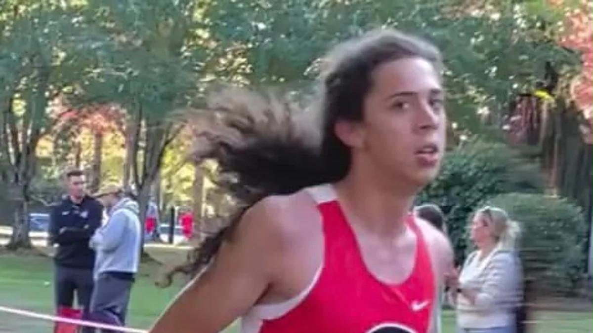 Un varón biológico que dice sentirse mujer en el equipo Camas High School (EEUU)