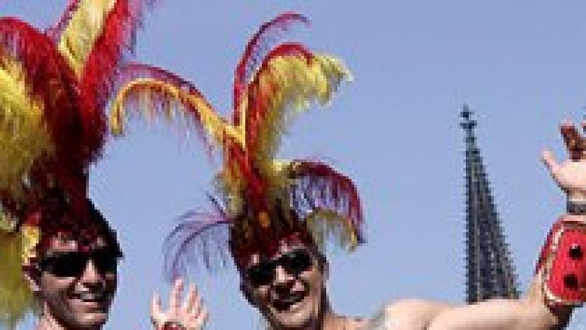 Colectivos gays denuncian a una hermandad lefevbrista por compararlos con nazis