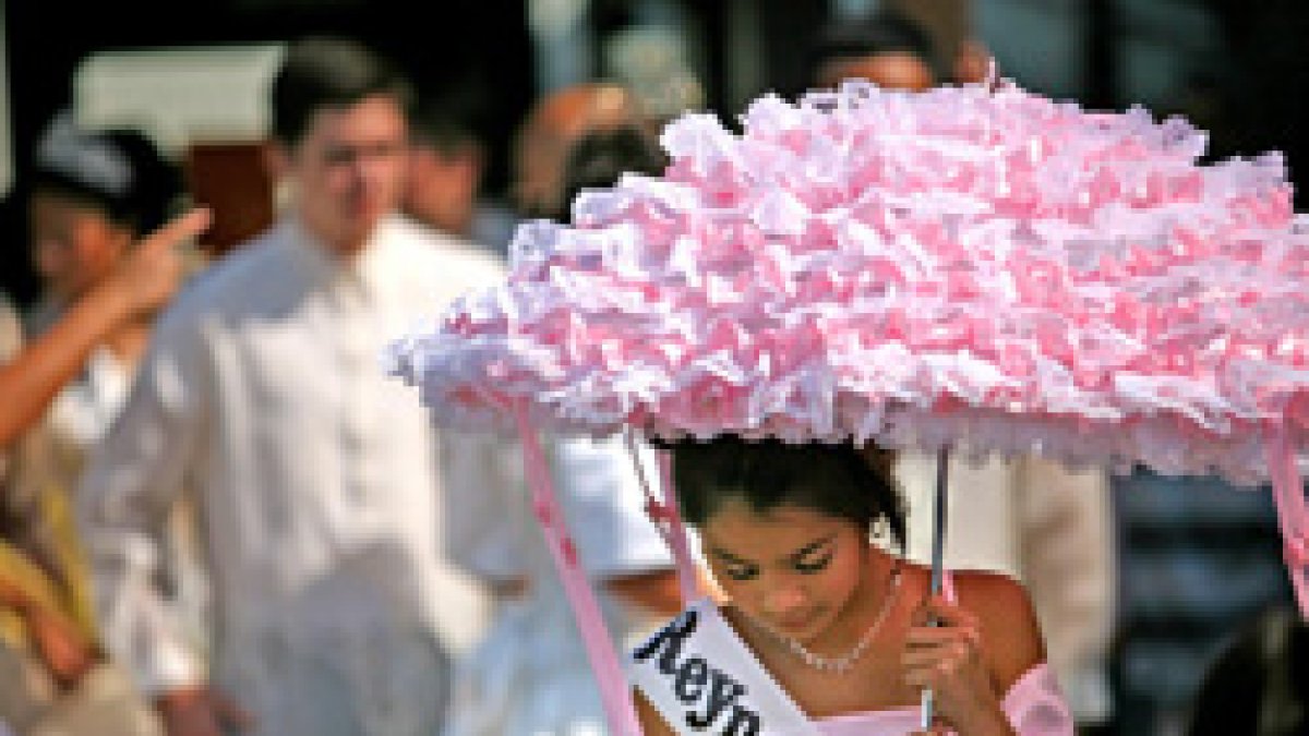 Un cardenal filipino prohibe participar en una procesión mariana a travestidos