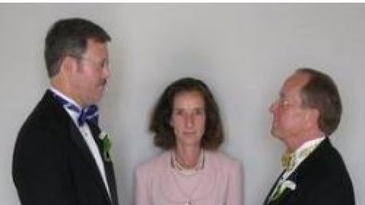 Se casa el obispo gay anglicano