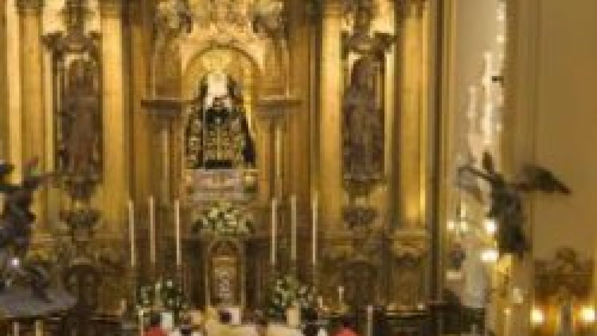 Asistencia masiva de fieles a la Misa Gregoriana en Sevilla