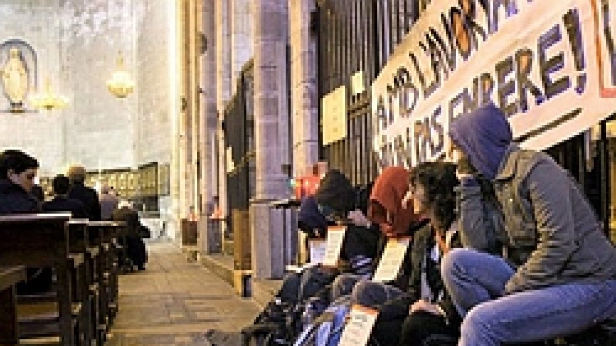 Cinco mujeres pro-abortistas revientan una misa en Barcelona