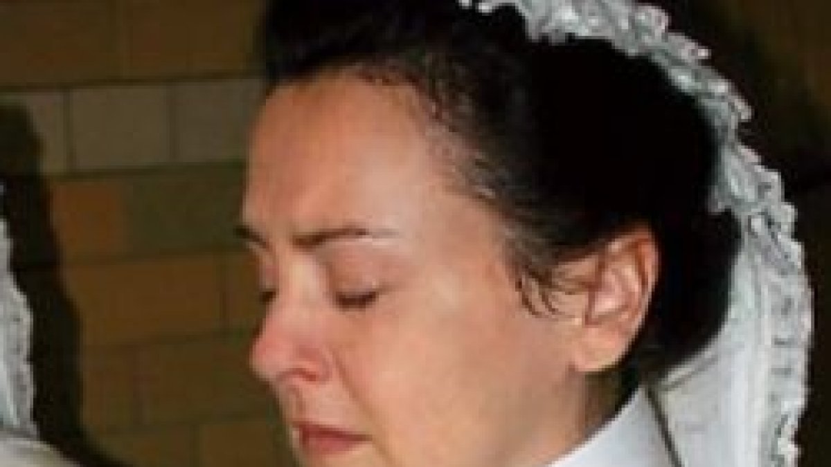 Sancionan a una enfermera británica por ofrecerse a rezar por un paciente