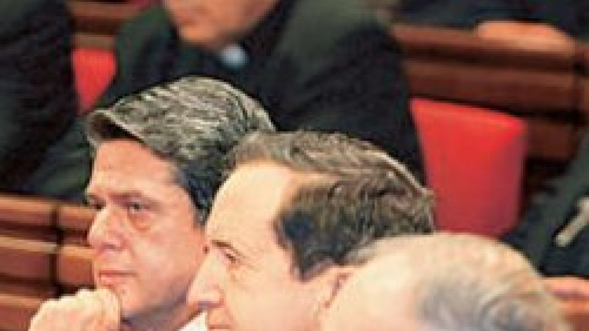 Obispos, políticos e internautas, pendientes del cardenal Bertone