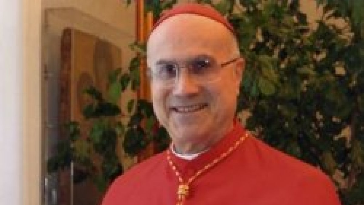 El cardenal Bertone defiende todos los derechos humanos que el Gobierno desprecia