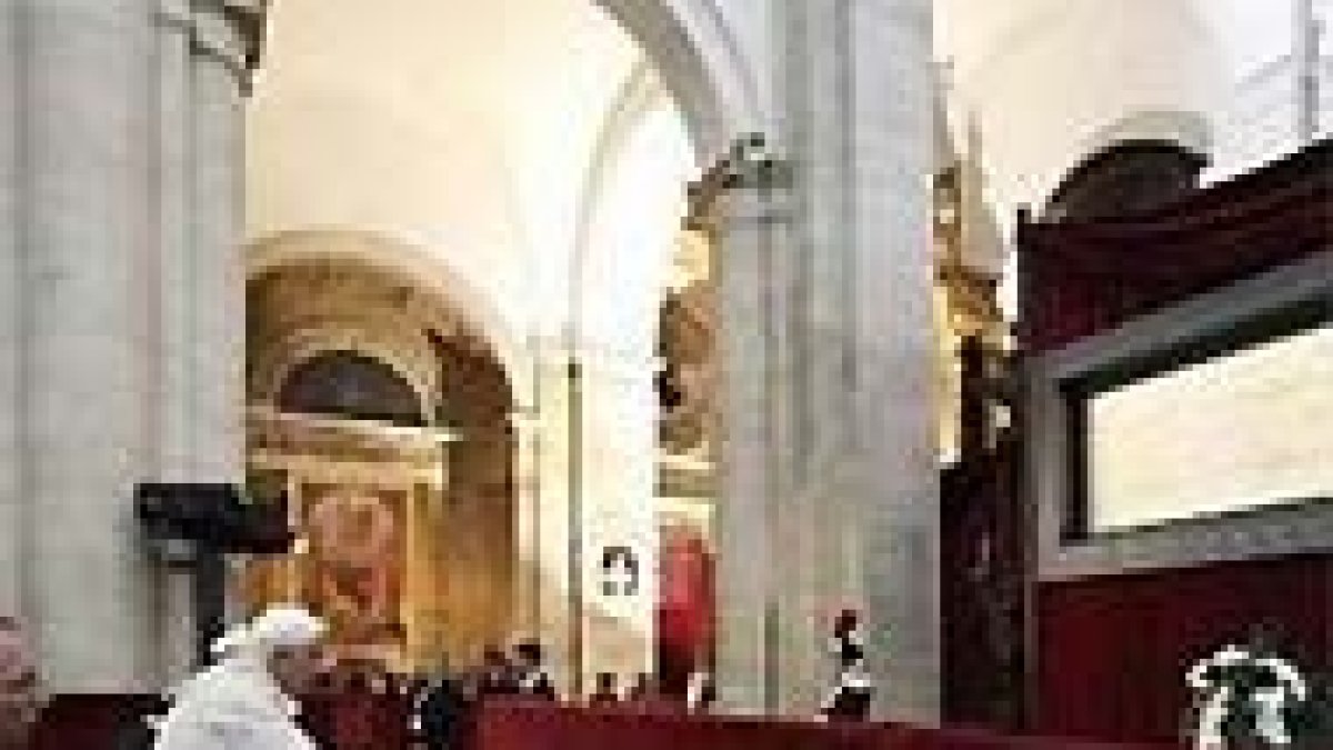 El Papa ante la Sábana Santa.