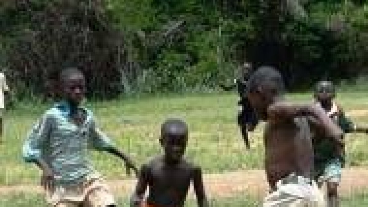 Niños africanos jugando al fútbol