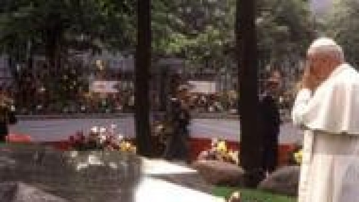 Juan Pablo II ante la tumba del padre Popieluszko