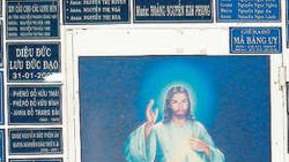 Cristianos en Vietnam recogen y entierran los fetos abortados