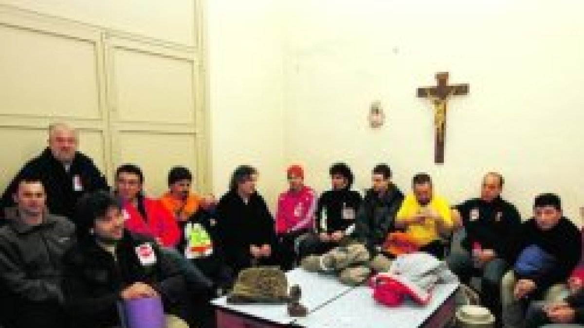Se encierran en una iglesia de Pamplona para protestar por 275 despidos