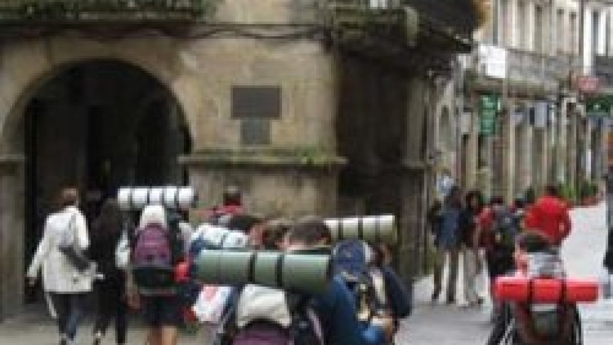 Las peregrinaciones a pie vuelven a estar de moda en Europa