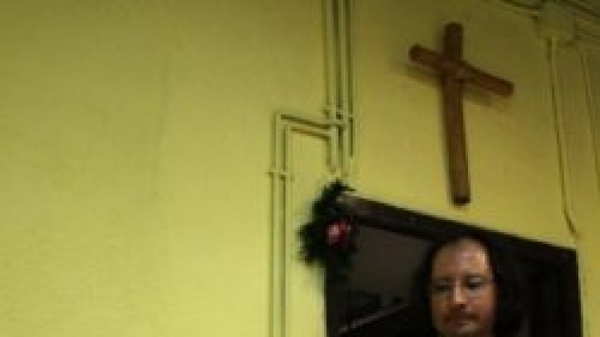 El párroco de Lliçà de Vall vende cosméticos para poder rehabilitar su iglesia