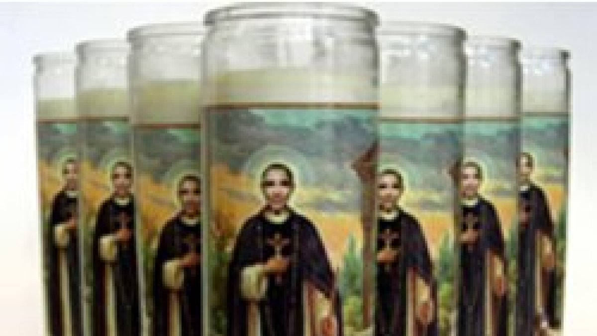Venden cirios con Obama disfrazado de San Martín de Porres
