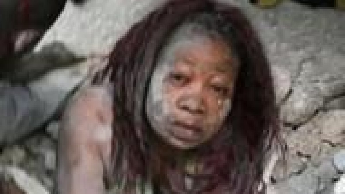 Una mujer atrapada por el terremoto en Haití