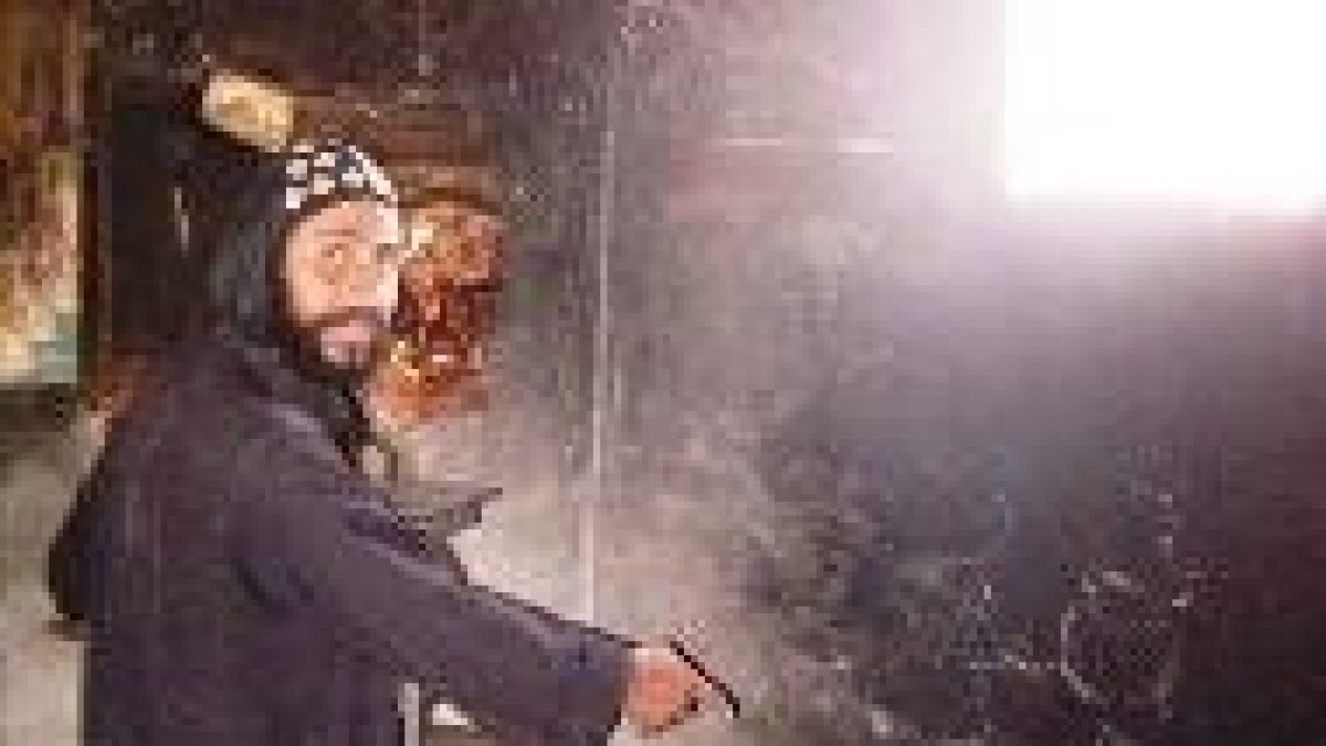 Un copto católico muestra cómo quedó su iglesia tras un ataque musulmán en Navidad