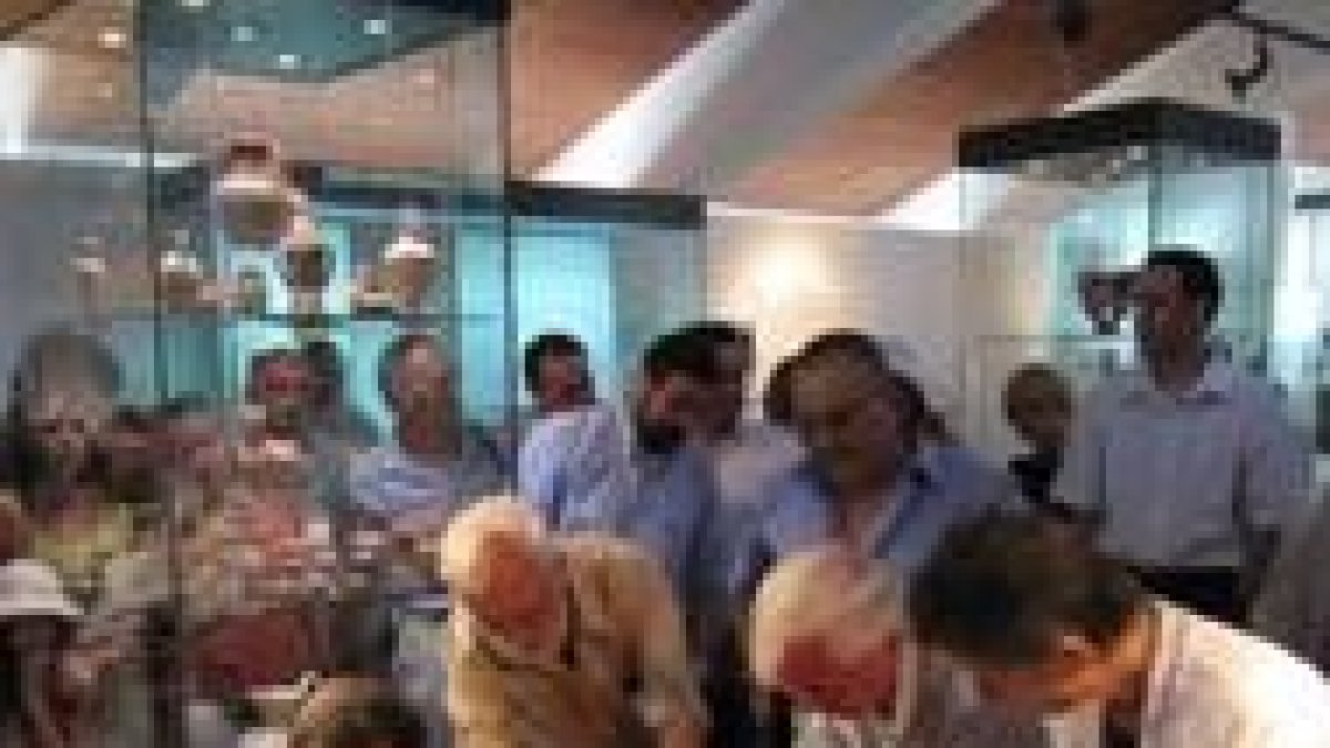 Los arqueólogos junto a las reliquias