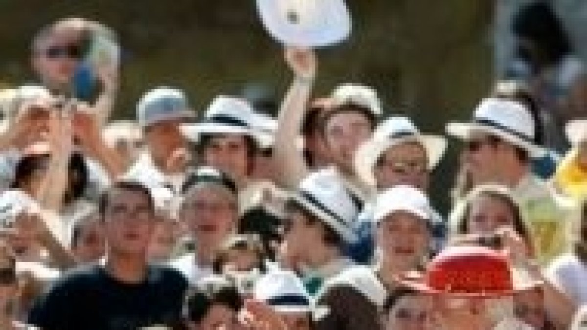 El Papa saludando en la Plaza de san Pedro