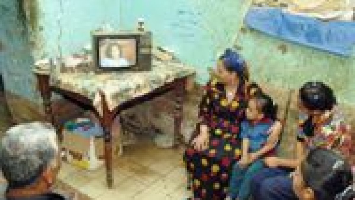 Una familia de Oriente Próximo viendo Sat 7