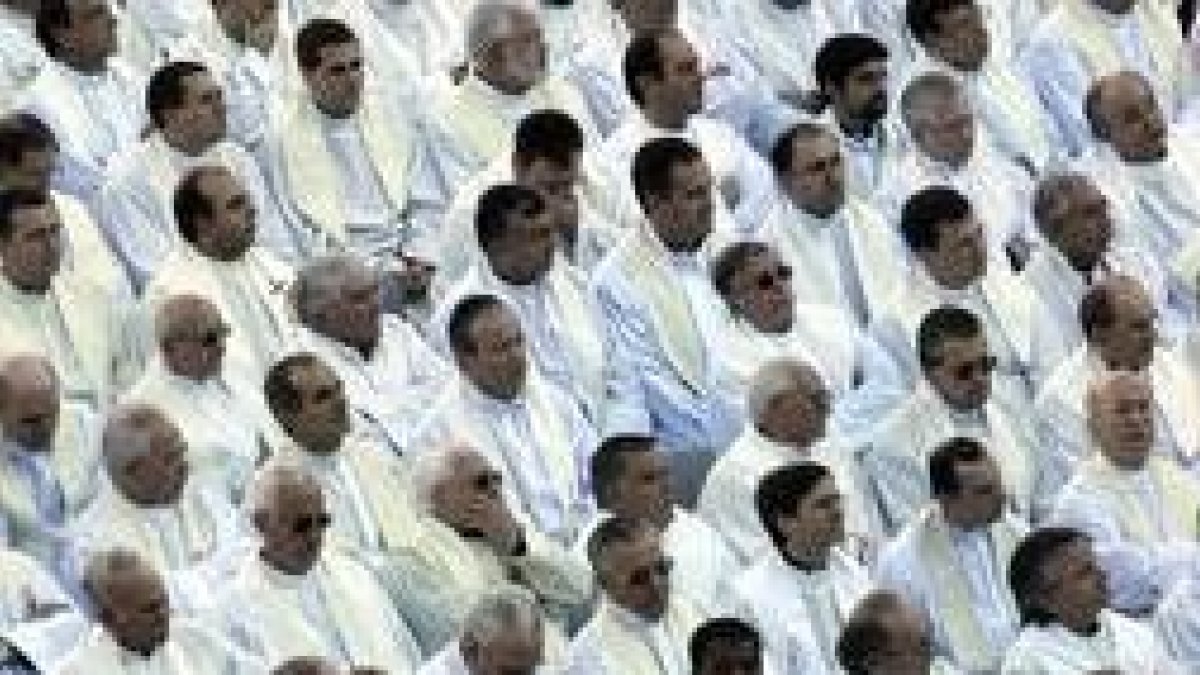 Sacerdotes durante una misa