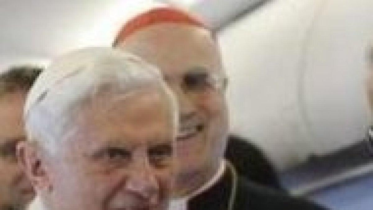 Benedicto XVI en el avión rumbo a Portugal