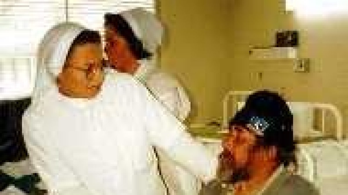 Una monja católica atiende a un enfermo