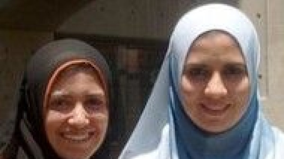 Dos mujeres con hiyab