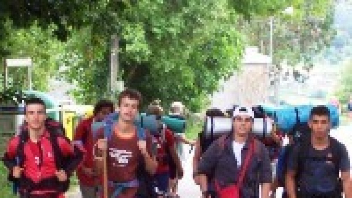 Jóvenes peregrinan a Santiago