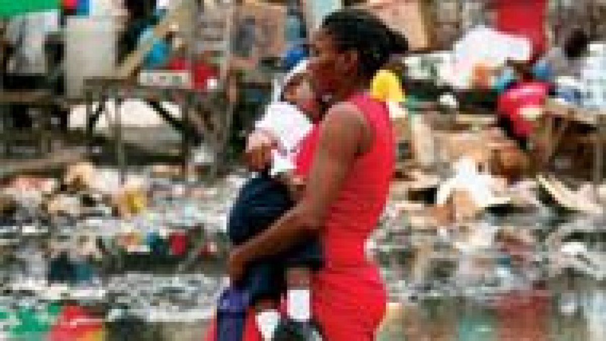 Una mujer con su hijo en Haití