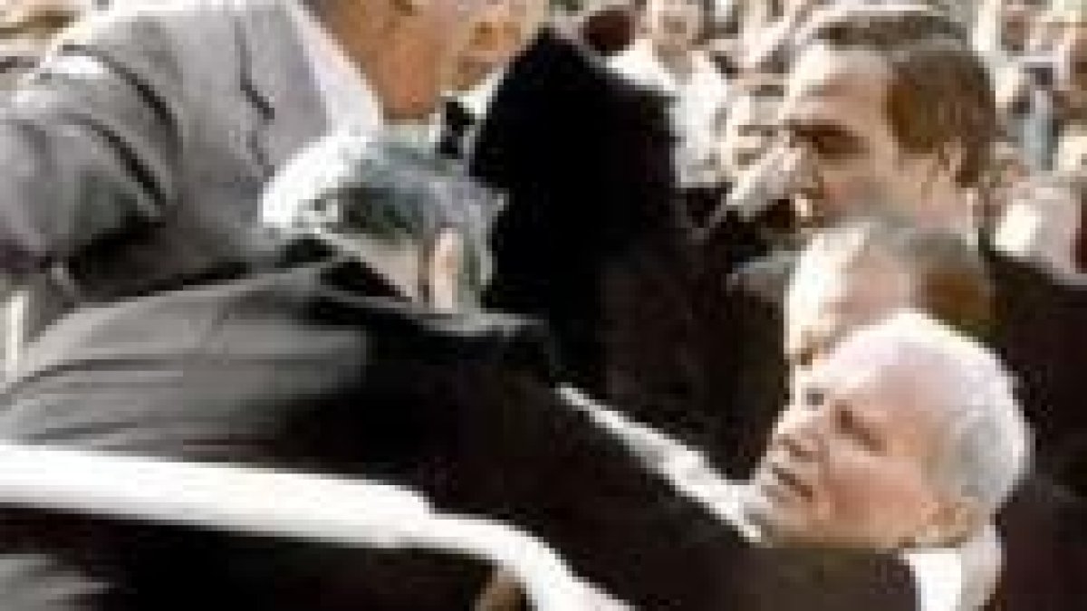 Momento en el que Pasanisi protege al Papa