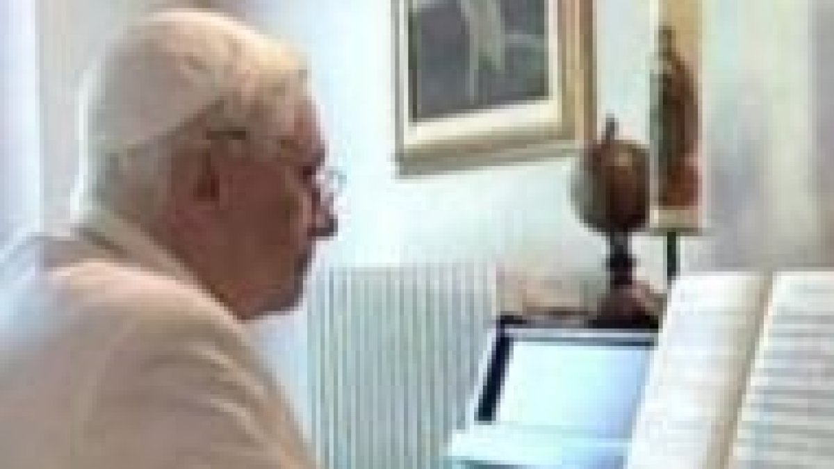 Benedicto XVI tocando el piano