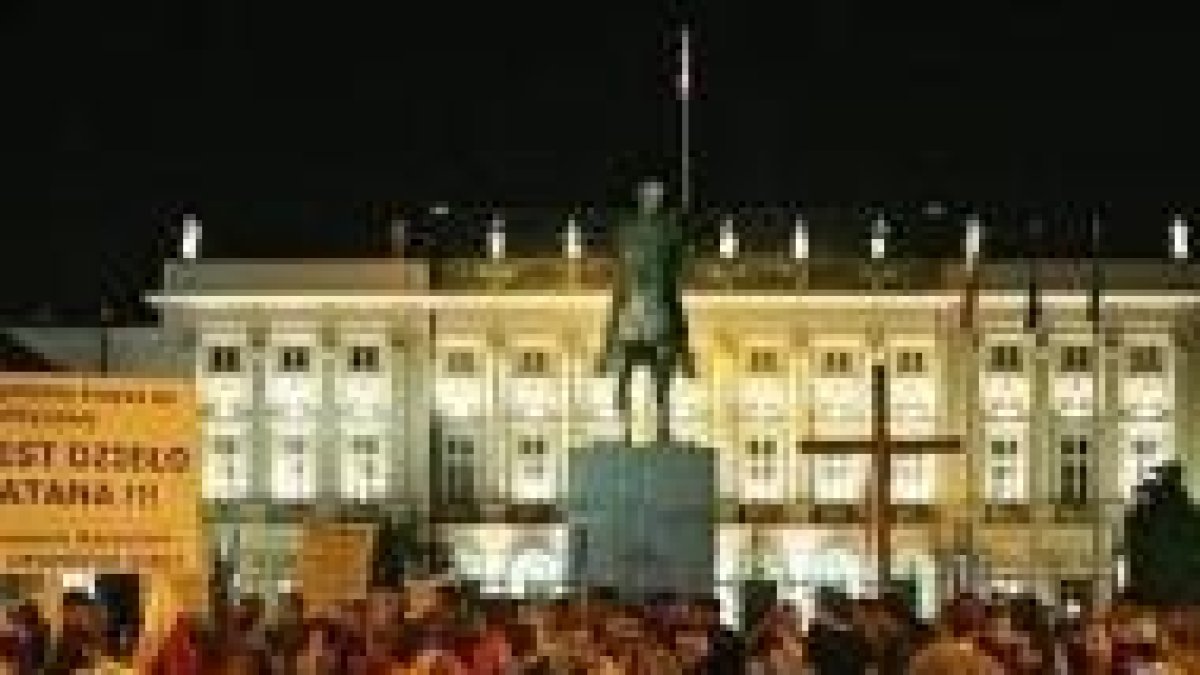 Decenas de personas se dan cita en torno a la cruz de madera