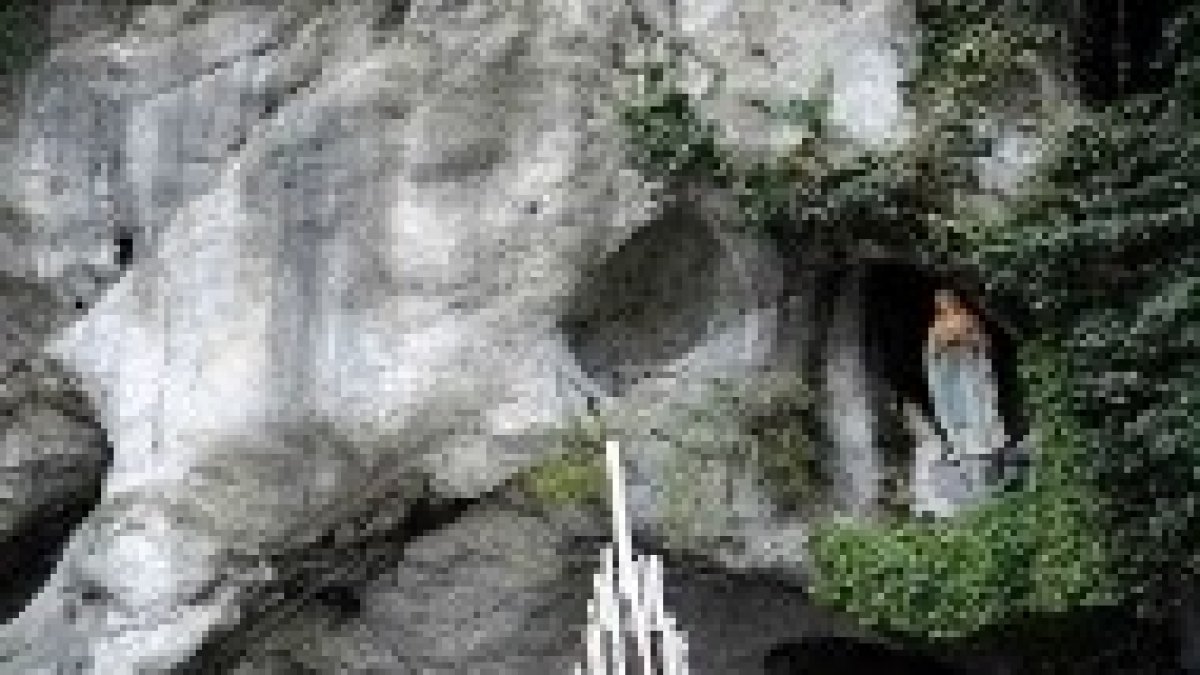 Peregrinos en la gruta de Lourdes esta mañana