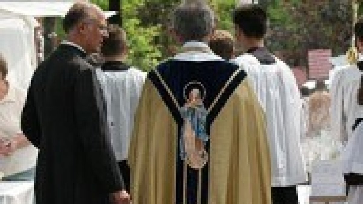Un sacerdote de Opus Angelorum
