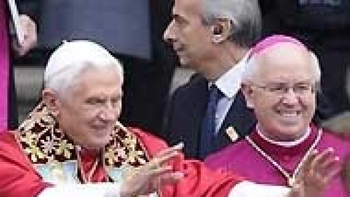 El Papa saluda a los fieles en el Obradoiro.