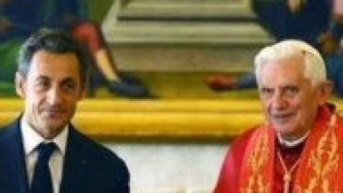 Benedicto XVI y Nicolás Sarkozy hoy en el Vaticano