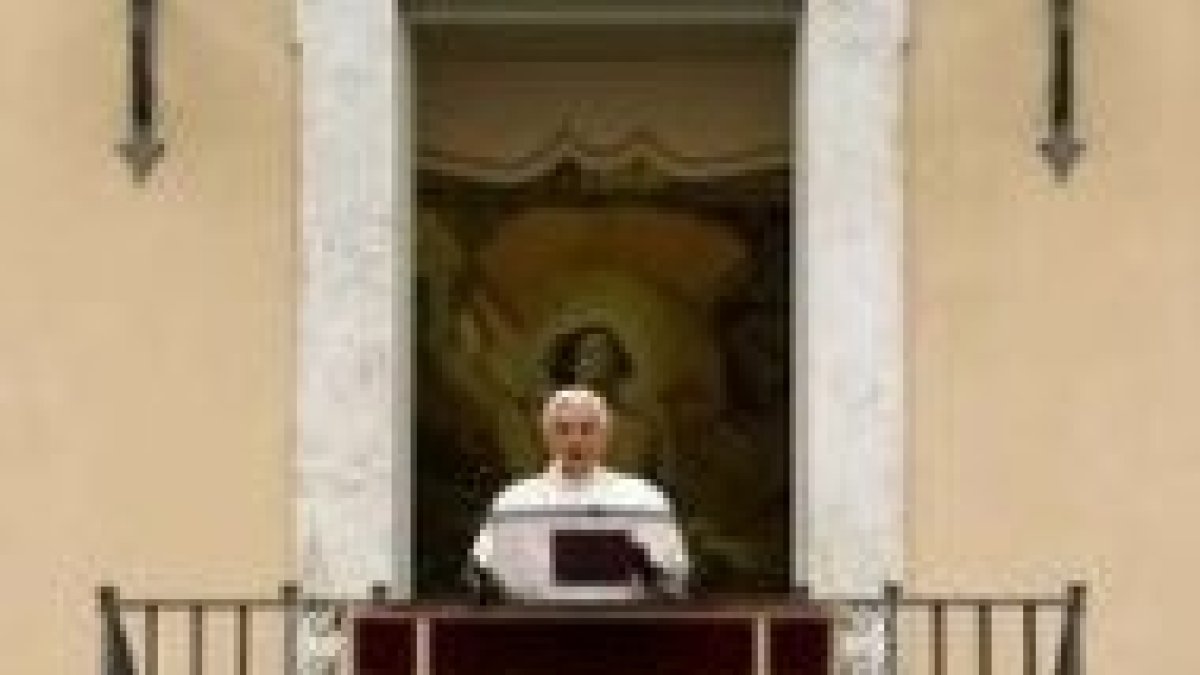Benedicto XVI durante el Angelus en Castel Gandolfo