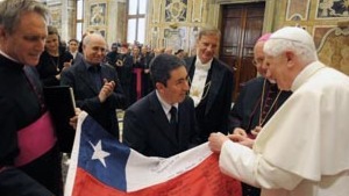 La bandera firmada por los 33 mineros en manos del Papa