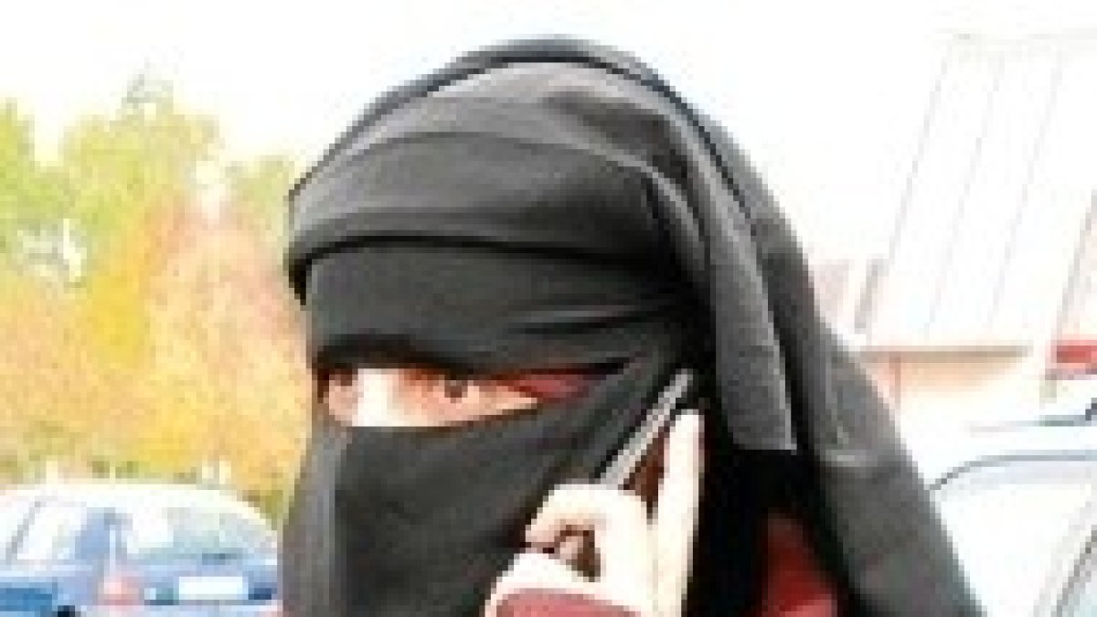 Una mujer musulmana viste el velo integral