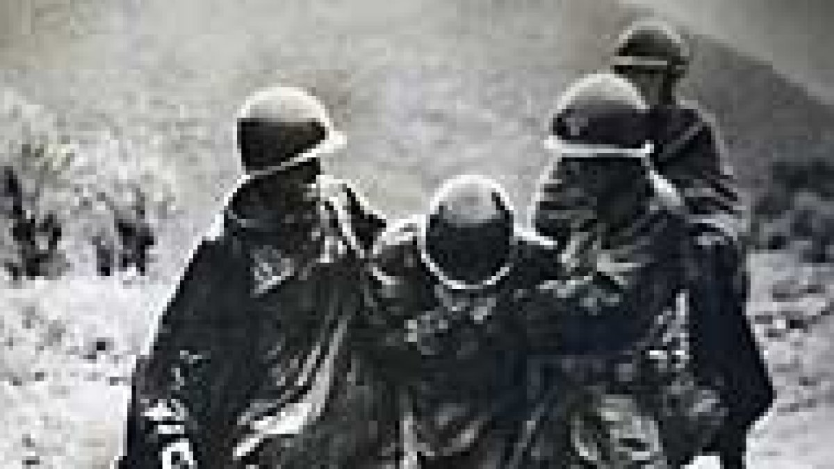 Emil Kapaun, a la derecha, con la cruz en el casco.
