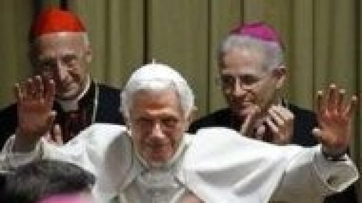 Benedicto XVI ante un grupo de obispos