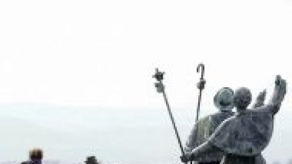 Unos peregrinos en ruta a Santiago