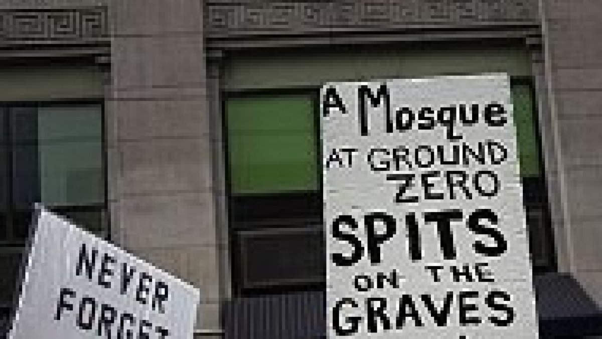 La mezquita escupe en las tumbas de las víctimas del 9/11dice el cartel.