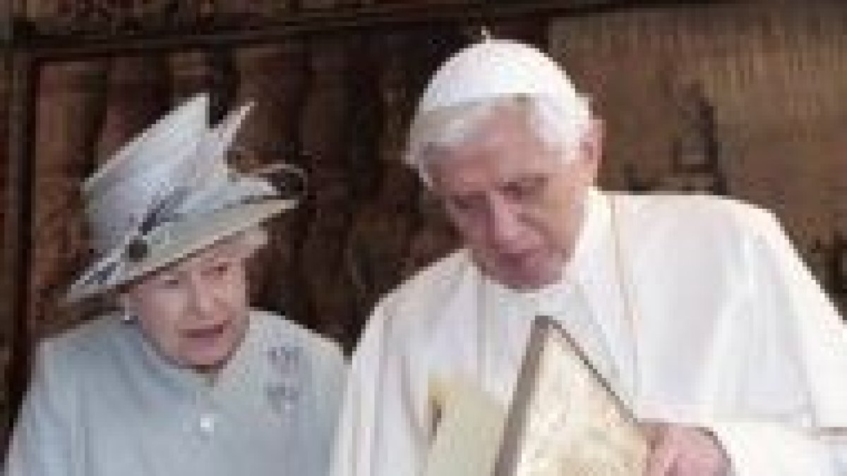 Benedicto XVI e Isabel II intercambian presentes