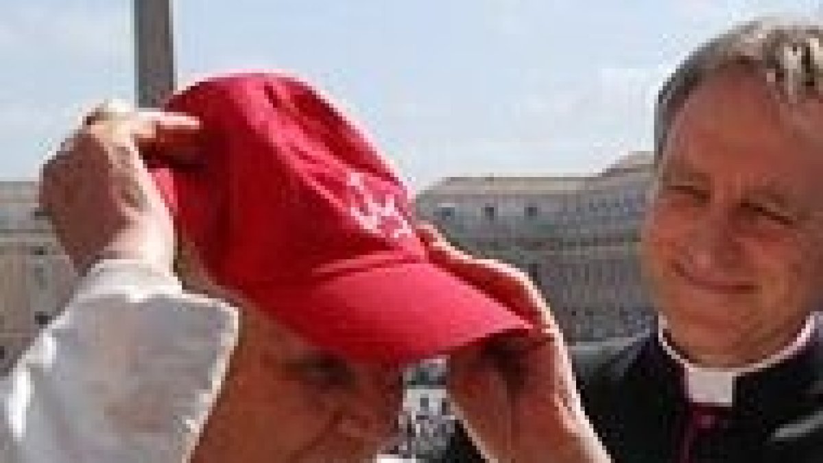 Benedicto XVI se prueba la gorra oficial de la JMJ