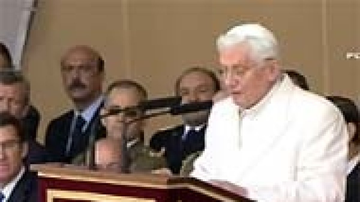 El Papa leyó en el aeropuerto su primer discurso en España.