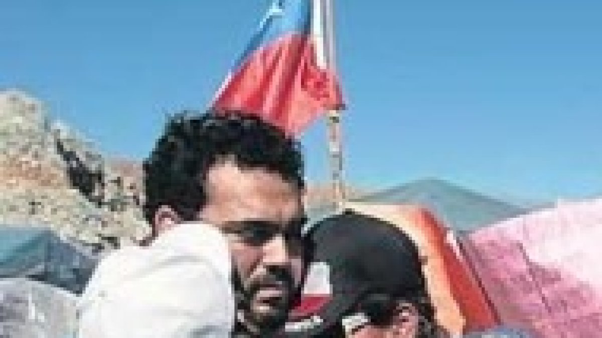 Familiares de los mineros chilenos sepultados bajo tierra