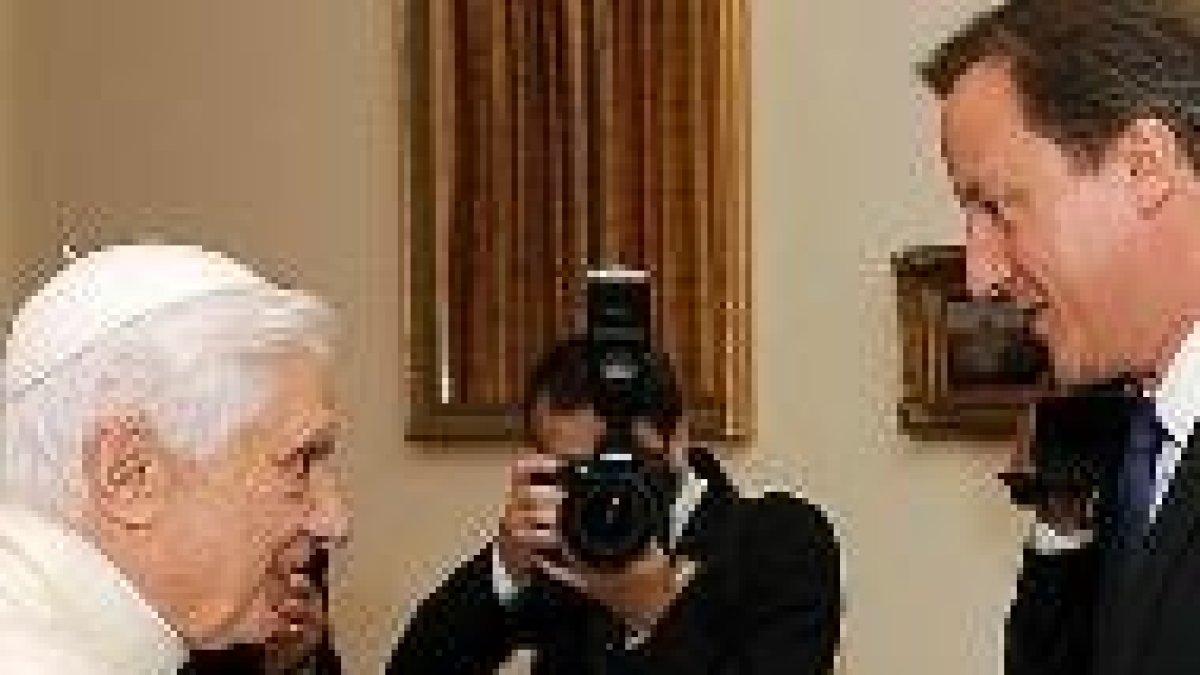 El Papa saluda al Primer Ministro Cameron