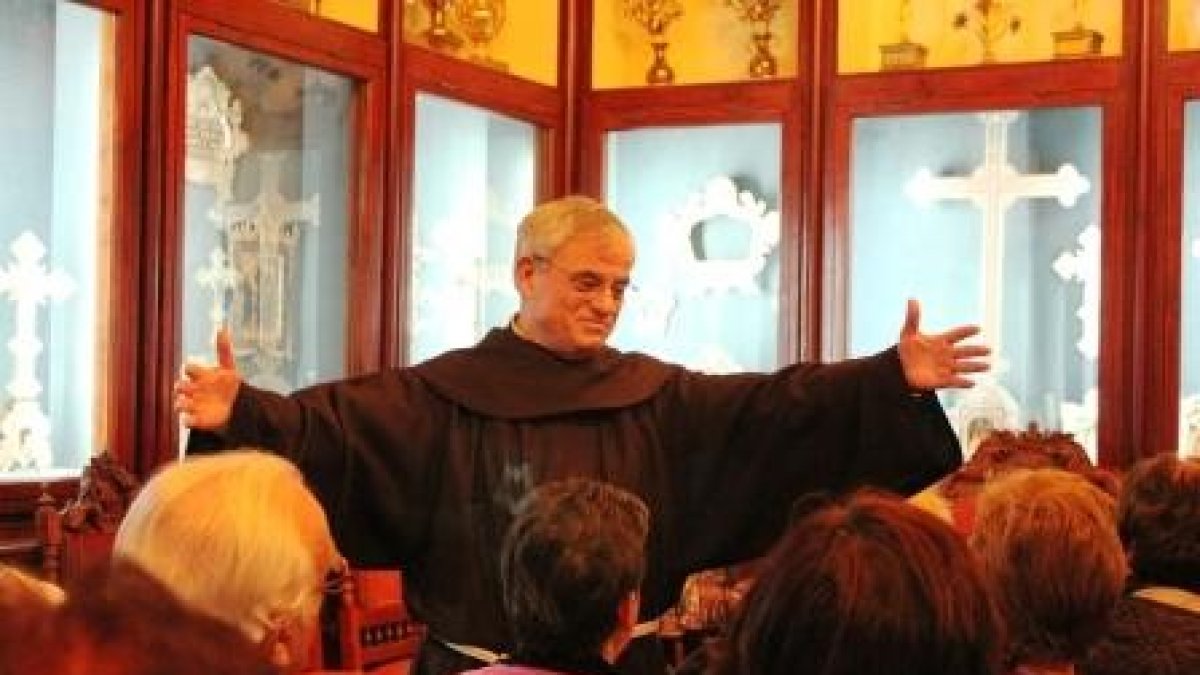 P. Artemio Vítores, Vicario custodial, en la televisión