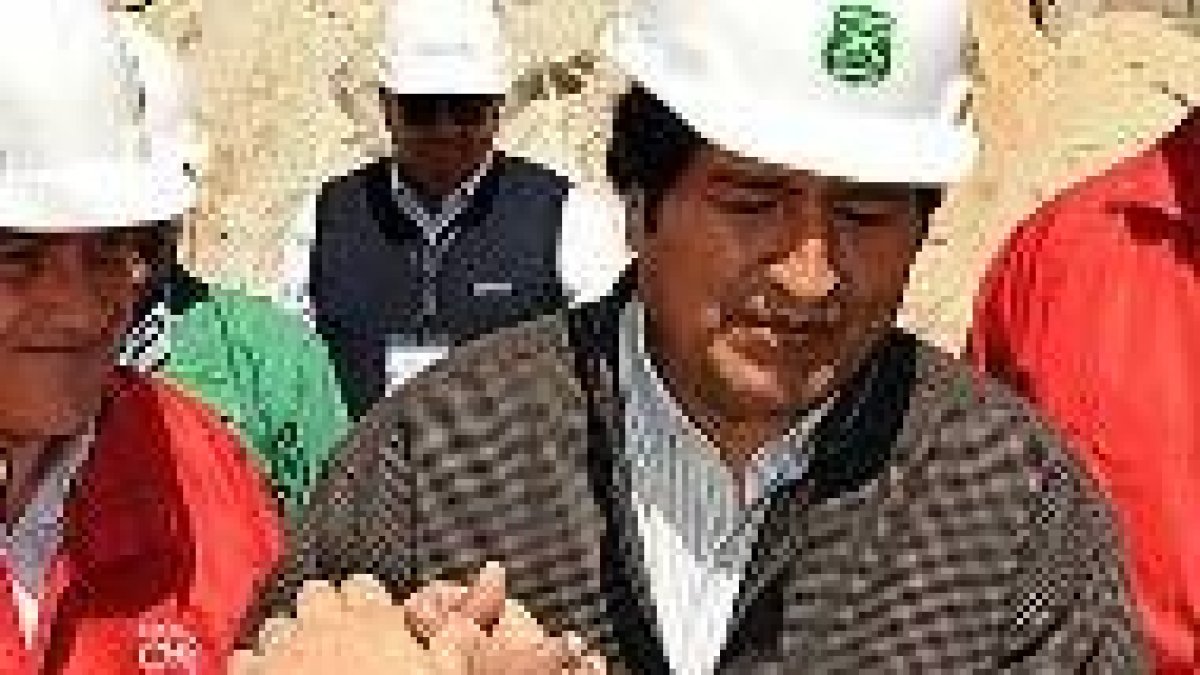 Un minero rescatado de la mina conversa con Evo Morales y Sebastián Piñera