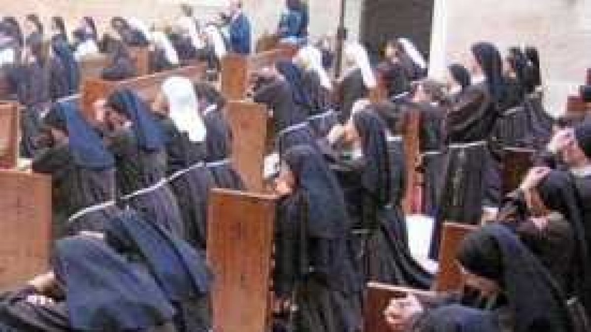 Monjas de Lerma rezando en la capilla de La Aguilera